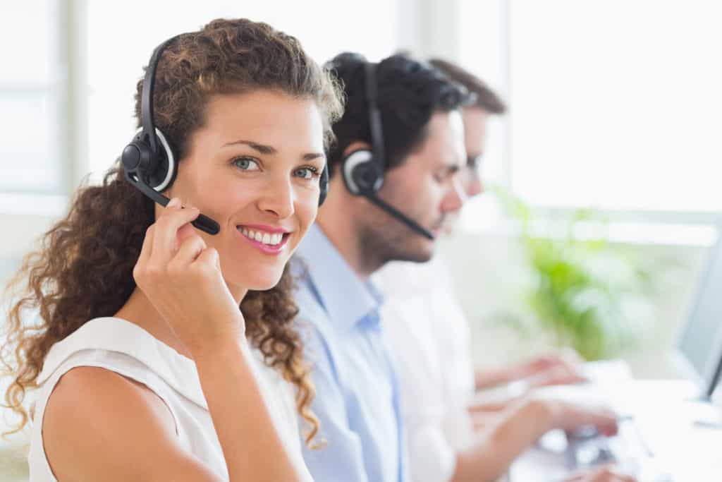 Call Center Angestellte arbeiten an Outbound Marketing