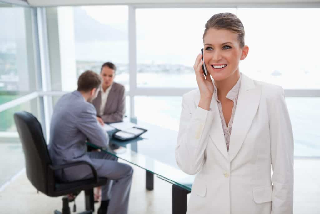 Marketing Managerin sorgt am Telefon für B2B-Leads